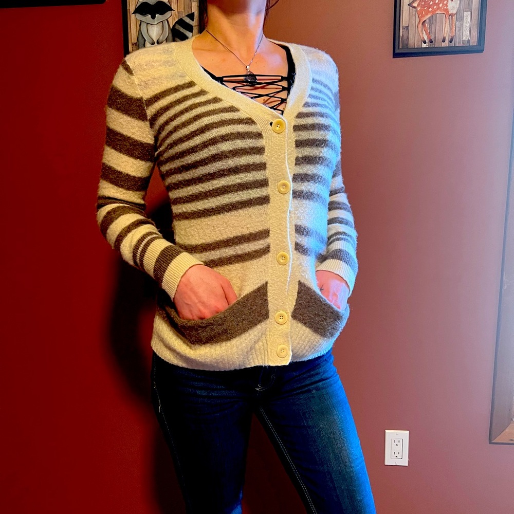Women’s Medium V neck button up sweater vest, front pockets, stripped, wool,